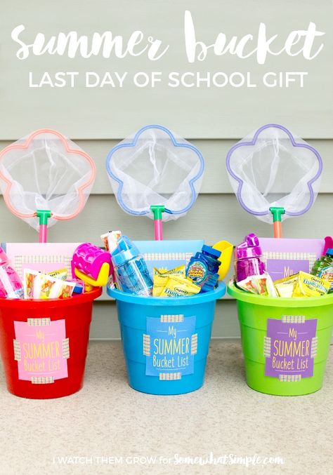 This summer bucket is a fun last day of school gift that is easy to put together and completely customize-able for your child (and your budget). The best part is that it encourages fun summer play and staves off boredom! Bucket Gift Ideas, Last Day Of School Fun, Tk Classroom, Summer Gift Baskets, Kindergarten Graduation Gift, Idea For Summer, Bucket Gifts, Bucket Ideas, Summer Market