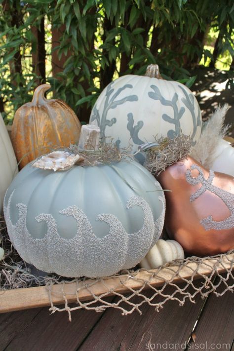 Autumn at the beach. Pumpkin design tutorial Coastal Fall, Fall Beach, Coastal Holiday, Adornos Halloween, Beachy Decor, Theme Halloween, Fall Holidays, Pumpkin Design, Painted Pumpkins