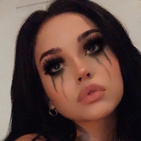 Scary Cheerleader Costume Makeup, Halloween Fallen Angel Makeup, Vampire Makeup Scary, Ghostface Makeup Ideas, Black Lipstick Halloween Makeup, Killer Makeup Looks, Pretty Vampire Costume, Ghostface Makeup Simple, Halloween Makeup Casual