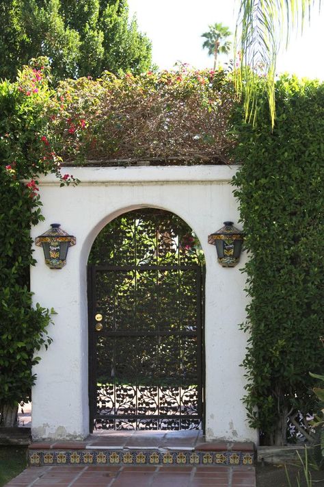 Gate Landscaping Ideas, House Entrance Garden, Gate Landscaping, Garden Gate Ideas, Wrought Iron Garden Gates, Arch Gate, Spanish Courtyard, Iron Garden Gates, Yard Gate