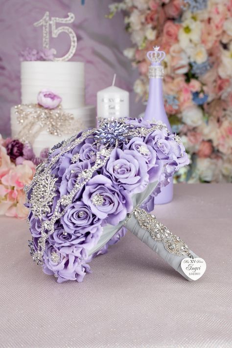 Quinceanera Ramos Artificial, Lavender Quinceanera Decorations Centerpieces, Quince Decorations Lavender, Quince Bouquet Purple, Purple Quince Bouquet, Sofia The First Quinceanera, Quinceanera Lavender, Light Purple Quinceanera Theme, Quinceanera Ramo