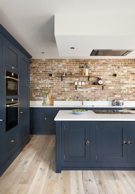 Blue Shaker Kitchen, Dark Blue Kitchens, Blue Kitchen Designs, Open Plan Kitchen Dining, Open Plan Kitchen Living Room, Kabinet Dapur, Blue Kitchen Cabinets, Kitchens Luxury, Hallway Designs