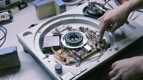 Inside a Technics SL-1200 turntable Technics Sl 1200, Technics Turntables, Turntable Vintage, Dj Turntable, Dj Room, Turntable Cartridge, Phono Cartridge, Speaker Plans, Tool Tips