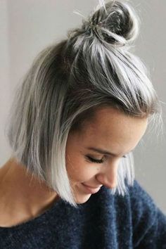 Cheveux gris : 55 coiffures qui ne font pas mamie -Cheveux gris : les coiffures qui ne font pas mamie Kadeřnické Trendy, Short Hair Balayage, Hair Color Highlights, Trendy Hair Color, Grey Hair Color, Stil Inspiration, Hair Color Dark, Grey Hair, Blonde Hair Color