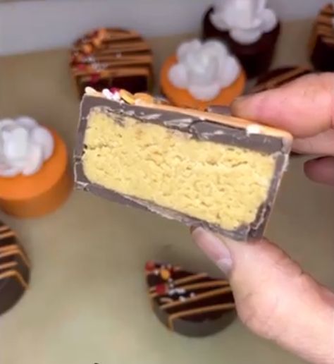 Benty Cakes Recipes, Chocolate Peanut Butter Cake Pops, Benty Cake Puck, Cake Pucks How To, Cake Puck Recipe, Cake Pucks Ideas, Puck Dessert, Cake Pucks Diy, Benty Pucks