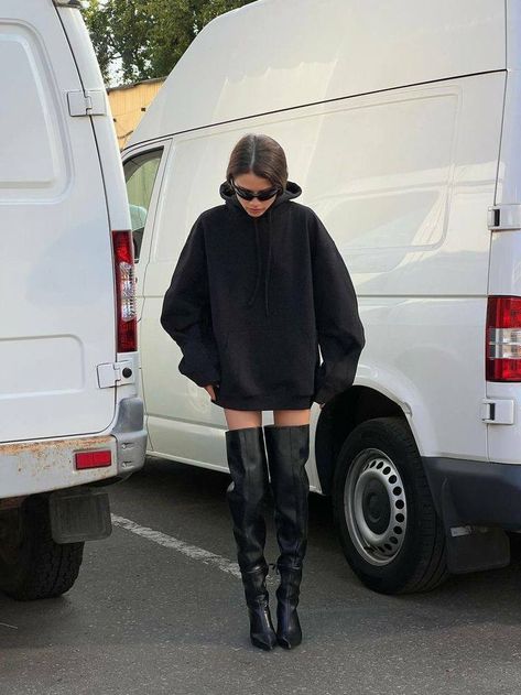 Hoodie And Knee High Boots Outfit, Hoodie Heels Outfit, Oversized Boots Outfit, Oversized Black Hoodie Outfit, Big Hoodies, Knee Boots Outfit, Outfit Oversize, Models Off Duty Style, Paris Outfits