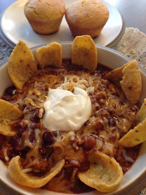 Game Day Chili -- simple recipe made with ground beef, onion, Mexican style canned tomatoes, canned chili and kidney beans, chili seasoning, and V-8 juice. Eat in a bowl, use as a dip, make taco salad, or chili cheese dogs. Can also be made in the crock pot. Game Day Chili, Can Dogs Eat Tomatoes, The Cookin Chicks, Chili Cheese Dogs, Fingerfood Party, Canned Tomatoes, Tailgating Recipes, Chili Seasoning, Chili Cheese