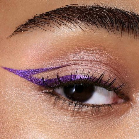 2024 Makeup Trends: The Hottest Makeup Looks to Try ASAP - College Fashion Make Up Trend For 2024, Eye Shadow Trends 2023, Coloured Liner Eye Makeup, 2024 Eyeliner Trends, Makeup Trends Spring/summer 2024, Fairy Wing Makeup, 2025 Makeup Trends, Makeup Eyeliner Ideas, Coloured Eyeliner Looks