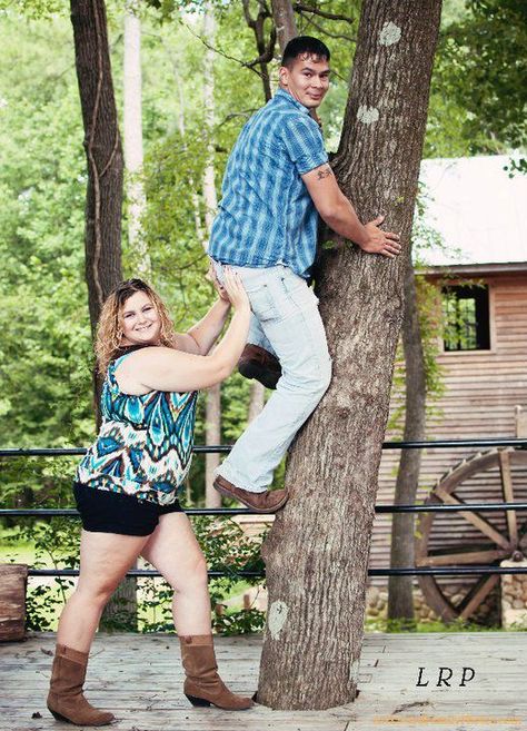 pretty sure every couple should do an engagement pic like this :) Humour, Akward Family Photos, Awkward Family Pictures, Awkward Family Portraits, Funny Couple Poses, Funny Family Photos, Funny Couple Pictures, Awkward Photos, Awkward Family Photos