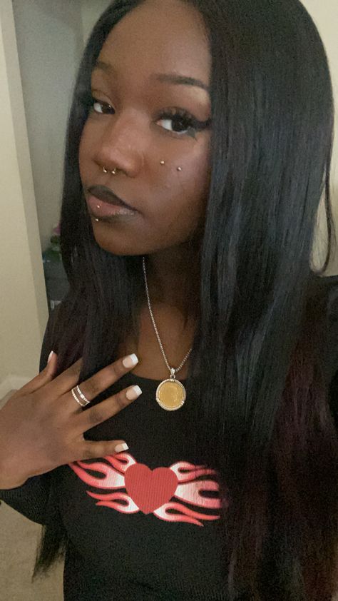 Labret Piercing Black Woman, Bridge Piercing Black Women, Vertical Labret Piercing Black Women, Piercing Black Women, Vertical Labret Piercing, Mouth Piercings, Roblox Pfp, Roblox Story, Vertical Labret