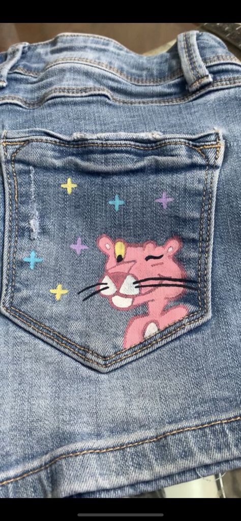 Painting Jean Shorts Ideas, Pocket Painting Jean Aesthetic, Pant Pocket Design Paint, Painting Shorts Ideas, Back Pocket Designs Jeans Painting, Pinturas Em Shorts Jeans, Denim Pocket Painting, Painting On Jeans Pocket, Shorts Painting Ideas