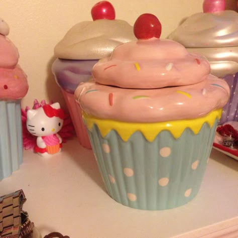 Cupcake I got off the Zulily website super cute love it! Cupcake Kitchen Decor, Cap Cake, Coil Pots, Air Dry Clay Projects, Clay Diy Projects, Tanah Liat, Clay Crafts Air Dry, Cute Polymer Clay, Dessert Decoration