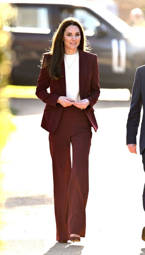 Red Top Outfit, Court Attire, Kate Middleton Style Outfits, Catherine Princess Of Wales, Buisness Casual, Princess Katherine, Kate Middleton Outfits, Celebrity Style Icons, Classic Style Outfits