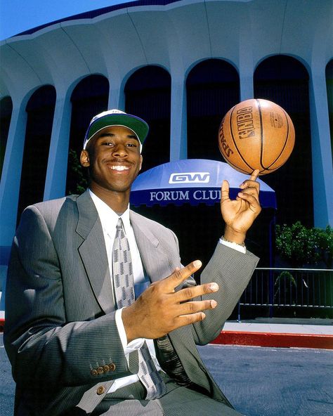 Moodboard 🍒 on Instagram: “Kobe Bryant pictured outside the Forum in Inglewood, California, in 1997. 📷: Jon Soohoo, Getty” Kobe Bryant Family, Kobe & Gigi, Kobe Bryant Nba, Kobe Bryant Pictures, Kobe Bryant Black Mamba, Kobe Bryant Wallpaper, Basketball Photography, Staples Center, Nba Pictures