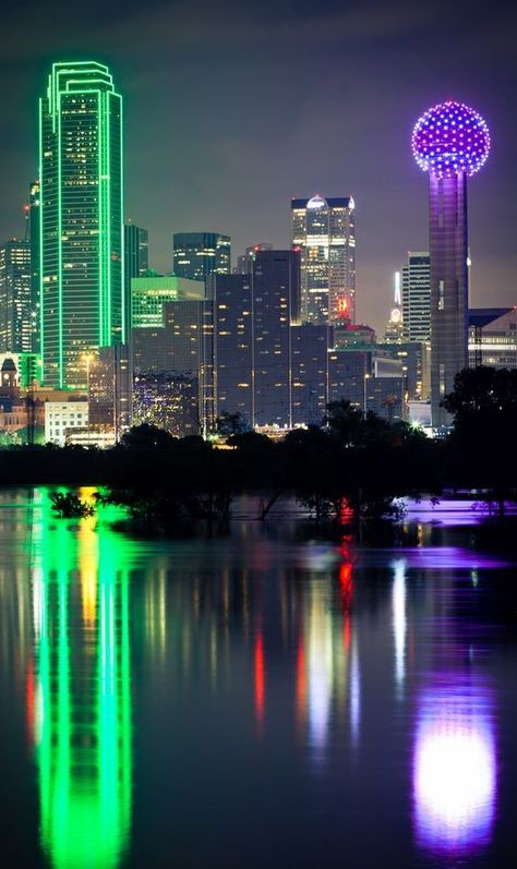 Dallas City Guide: Find the best things to do in Dallas right now! #Dallas #cityguide #Texas Dallas Aesthetic, Family Pictures Outside, Travel Guide Book Design, Downtown Dallas Texas, Things To Do In Dallas, Moving To Dallas, Travel Guide Design, Dallas City, Travel Guide Book