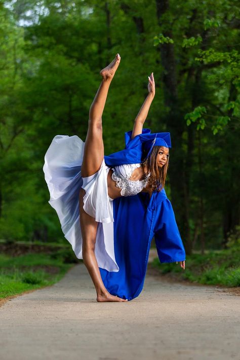 Ideas For Graduation Pictures, Dancer Senior Pictures, Outdoor Ballet Photography, Outdoor Dance Photography, Dance Senior Pictures, Graduation Photo Ideas, Senior Photoshoot Poses, Dancer Lifestyle, Dance Picture Poses