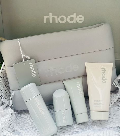 RHODE #rhodeskin #rhode #skincare #cosmetic #Bestseller Rhode Gift Set, Rhode Skincare Set, Rhodes Skincare, Rhode Christmas, Rhode Cosmetics, Rhode Aesthetic, Rhode Skincare, 2025 Goals, Paper Bag Design