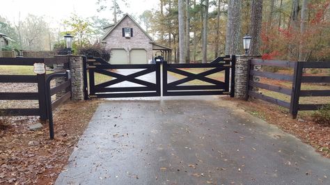 Farm Entrance Gates Front Entry, Wood Fence With Gate Driveways, Driveway Entrances With Gates, Gate Design Farmhouse, Front Gate And Fence Ideas, Driveway Ideas Country, Farmhouse Entry Gate Entrance, Fenced Driveway Entry, Acreage Gates Entrance