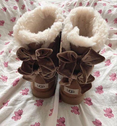 Bailey Bow Uggs Aesthetic, Y2k Ugg Outfit, Bailey Bow Uggs Outfit, Uggs Bow, Uggs Tazz, Uggs Aesthetic, Aesthetic Uggs, Aesthetic Boots, Tasman Uggs