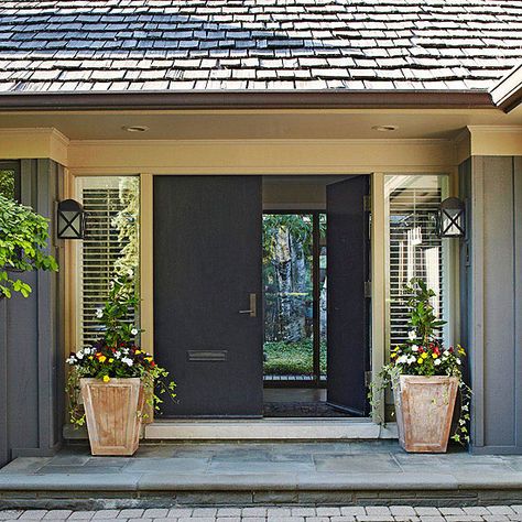 Geometry and symmetry get a workout in this expansive front door setup: http://www.bhg.com/home-improvement/door/exterior/modern-front-doors/?socsrc=bhgpin021015openwide&page=8 Wide Front Door, Dark Front Door, Wide Front Doors, Front Door Ideas, Front Door Lighting, Front Door Steps, Front Door Styles, Modern Entry, Farmhouse Front Door