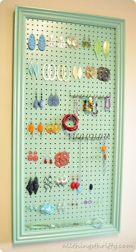 DIY jewelry holder Diy Peg Board, Diy Earring Holder, Peg Boards, Pegboard Storage, Jewerly Organizer, Pegboard Organization, Jewerly Displays, Diy Jewelry Display, Diy Jewelry Holder