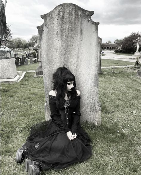 Gothic Cemetery Photoshoot, Goth Cemetery Photoshoot, Trad Goth Outfit Ideas, Gothic Photoshoot Ideas, Cemetery Photoshoot, Goth Photoshoot, Trad Goth Outfits, Dark Gothic Fashion, Types Of Goth