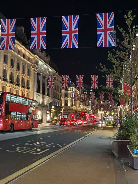 London Picadilly, London England Photography, Oxford Street London, Study In London, London Vibes, London Dreams, Oxford Circus, Day Trips From London, London Baby