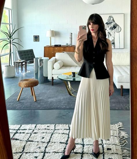 Pleated Skirt Business Casual, Pleated Skirt Outfit Office, Work Travel Outfits Women, Pleated Skirt Office Outfit, Modest And Elegant Outfits, Wide Skirt Outfit, Chic Work Outfits Women Summer, Work Aesthetic Outfit, Pleated Skirt Outfit Formal