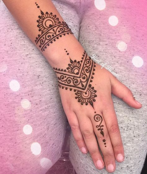 87 Likes, 2 Comments - Hint of Henna (@hintofhenna) on Instagram: “Market Henna ✨ Inspired by unknown artist ” Henna Motive, Henna Ink, Henne Tattoo, Inai Pengantin, Jagua Henna, Cute Henna, Tato Henna, Henna Tattoo Hand, Henna Tattoo Designs Hand