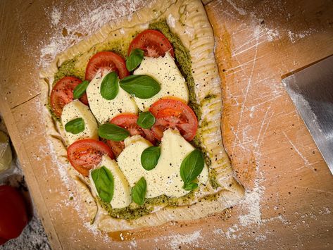 One for the vegetarians with @debdunc68 #pizza #pesto #tomato #basil #mozzarella Basil Mozzarella, Tomato Basil, June 1, Pesto, Mozzarella, Basil, Pizza, On Instagram, Quick Saves