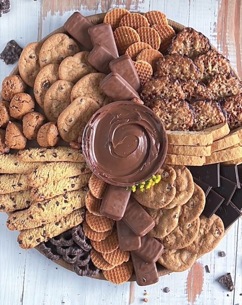 Thanksgiving Cookie Charcuterie Board, Brown Food Board Ideas, Baked Goods Platter, Cookie Boards For Parties, Brown Charcuterie Board Ideas, Macaron Charcuterie Board, Brown Food Board, Baked Goods Charcuterie Board, Chocolate Platter Board