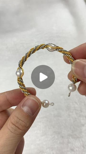 Elegant Adjustable Hand Wrapped Pearl Bracelet, Luxury Handmade Adjustable Pearl Bracelet, Knotted Pearl Bracelet, Bracelet Diy Tutorial, Adjustable Hand-strung Pearl Bracelet For Beach, Adjustable Hand-strung Pearl White Pearl Bracelet, Diy Bracelets Tutorials, Wire Wrap Jewelry Designs, Tassel Jewelry