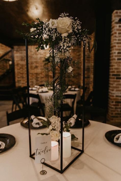 Black Floral Centerpiece Wedding, Black Floral Stands Wedding, Wedding With Black Details, Black Elegant Centerpieces, Tall Black Centerpiece Wedding, Modern Simple Centerpieces, Rustic Glam Table Setting, Black Wedding Tables Ideas, Black Wedding Center Piece Ideas