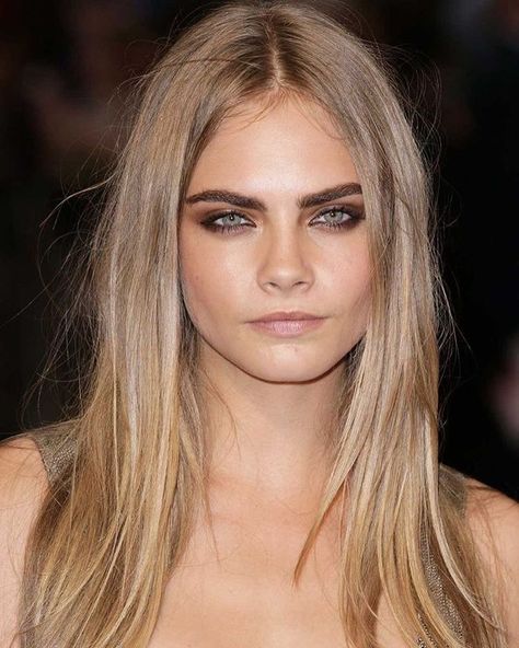 Cara Delevingne Blonde Hair Dark Eyebrows, Cara Delevingne Hair, Dark Eyebrows, Kadeřnické Trendy, Look Festival, Balayage Blonde, Hair Dark, Dark Blonde Hair, Brown Blonde Hair