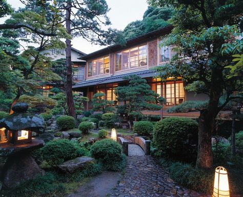 Ryokan, or traditional Japanese inns, are the pinnacle of Japanese hospitality. Here are 6 of the most luxurious ryokan with onsen (hot spring) baths in Japan. Asian Style House, Onsen Ryokan, Onsen Japan, Houses In Japan, Japanese Home Design, Japanese Style House, Traditional Japanese House, Hyogo, Japanese Architecture