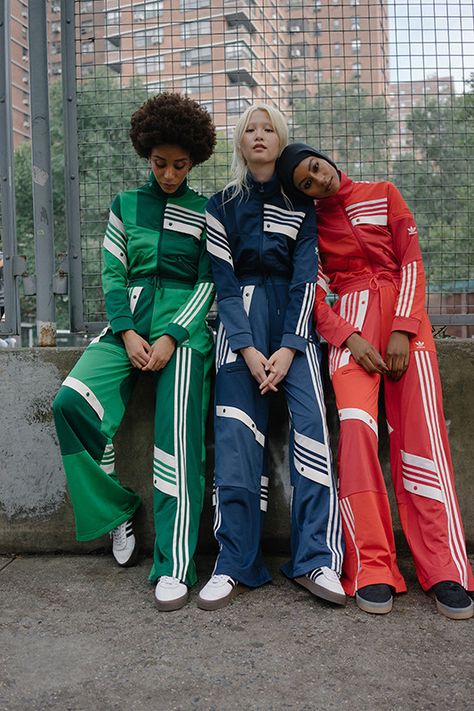 Adidas Tracksuit Women, Adidas Originals Outfit, Looks Adidas, Look Adidas, Tracksuit Outfit, Urban Culture, Adidas Tracksuit, Style Sportif, Adidas Fashion