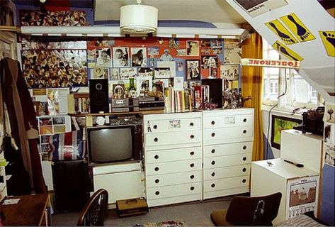 So Many Posters! 40 Pictures of 1980s Teenage Bedrooms That'll Take You Back! ~ vintage everyday 80s Teen Bedroom, 80’s Room, 1980s Bedroom, 90s Bedroom, 80s Bedroom Aesthetic, 80s Room, Grunge Bedroom, 80s Bedroom, Cool Room Designs