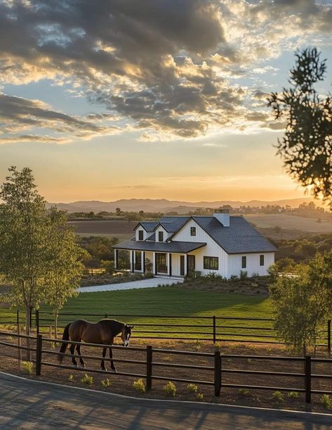 House In The Middle Of Nowhere, Houses In Texas, Texas Ranch Homes, Wyoming House, Leadership Vision, House In The Country, Farmhouse Life, Montana House, Old Money House