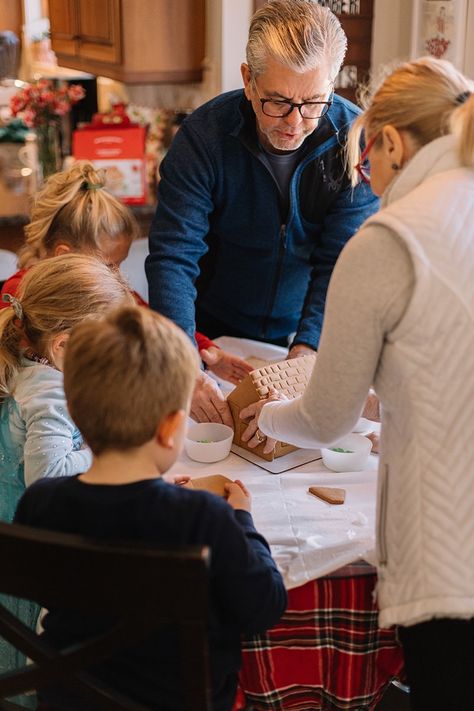 11 Christmas Photo Ideas to Make your 2020 More Festive | Photography Course How To Juggle, Handprint Christmas, Parenting Techniques, Childhood Obesity, Teachable Moments, Gifts For Grandparents, Grandparents Day, Grandparent Gifts, Woman Standing