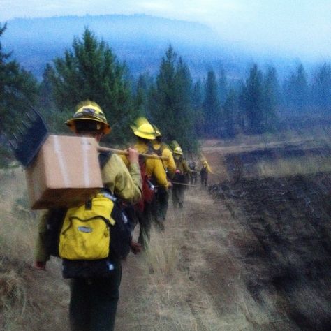 Firefighting Aesthetic, Firefighters Workout, Wildland Fire Gear, Firefighter In Action, Wildlife Firefighter, Fire Country, Becoming A Firefighter, Fire Medic, Wilderness First Aid