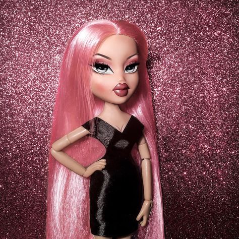 Hi, bitches💫 @farrahrized . . . #instagramrussia #bratz #bratzdoll #koolkat #passion4fashion #fashiondoll #fashion #itsgoodtobeabratz #mga… Bratz Doll Makeup, How To Make Glitter, Black Bratz Doll, Bratz Doll Outfits, Brat Doll, Bratz Girls, Doll Aesthetic, Doll Makeup, Glitter Diy