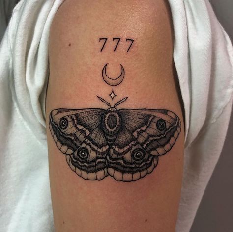 777 Tattoo, Moth Tattoo Design, Inspiration Tattoos, Tattoos Geometric, Geniale Tattoos, Moth Tattoo, Tiny Tattoo, Dainty Tattoos, Tattoo Designs And Meanings