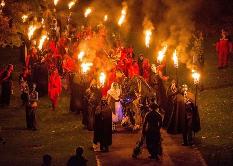 Samhuinn fire festival , Edinburgh, looks like great fun!! Samhain Festival, Scottish Dress, Fire Festival, Halloween Tattoos, Harvest Festival, Samhain, Gods And Goddesses, Dia De Muertos, Edinburgh