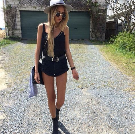 Concert Outfit With Converse, Outfit With Converse, Stagecoach Outfits, Stagecoach Outfit, Summer Concert Outfit, How To Wear Converse, Outfit Converse, Shorts Ideas, Stage Coach