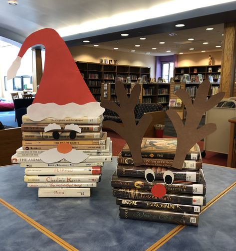 Christmas Library Display, School Library Decor, Book Christmas Tree, School Library Displays, School Door Decorations, Library Book Displays, Decoration Vitrine, Book Tree, Library Activities