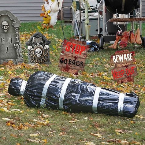 House Halloween Decor, Halloween Outdoor Decoration, Scary Halloween Decorations Outdoor, Halloween Haunted House Decorations, Scary Houses, Halloween Eve, Creepy Houses, Haunted House Party, Hanging Ghosts