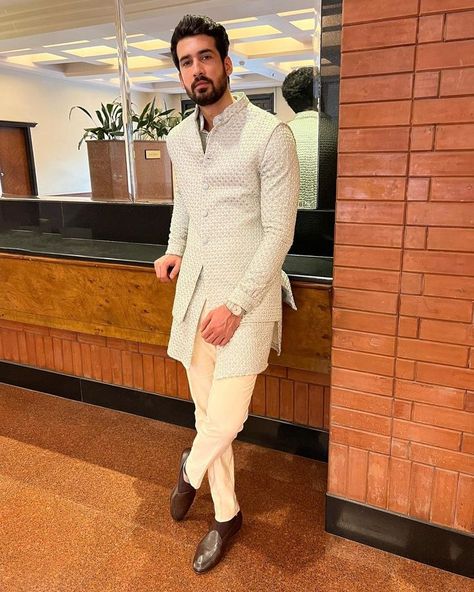 Indowestern Outfits For Men, Indo Western Outfits For Men, Indian Wedding Suits Men, Wedding Clothes For Men, Mens Clothing Trends, Indian Wedding Clothes For Men, Waistcoat Designs, Wedding Dresses Men, Mens Indian Wear