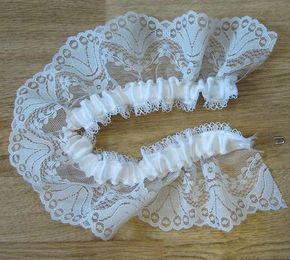 Bridal Garters Diy, Wedding Garter Diy, Diy Garter, Recycle Wedding Dress, Bride Garter, Wedding Cakes With Cupcakes, Diy Bridal, Lace Garter, Bridal Garter