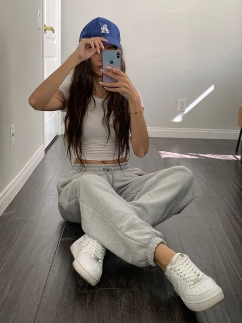 Sweatpants Chic Outfits, Comfy Cute Sweatpants Outfit, Sweats With Crop Top Outfit, Baggy Sweatpants Aesthetic, Jogger Gris Outfit, Outfits With Adidas Joggers, Outfits Con Jogging, Gym Outfit Joggers, Grey Trackies Outfit