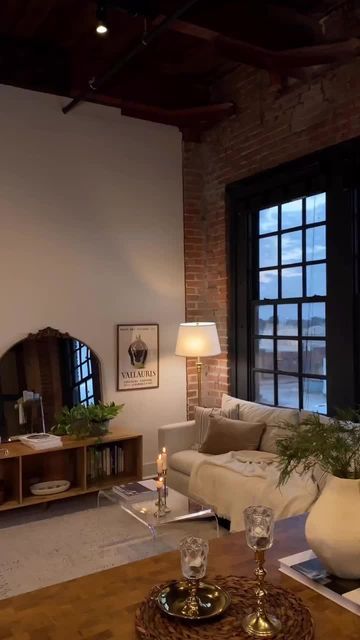 Old New York Apartment, New York Apartment Interior, New York Style Apartment, City Apartment Decor, New York Bedroom, Nyc Apartment Decorating, Soho Apartment, Boston Apartment, San Myshuno